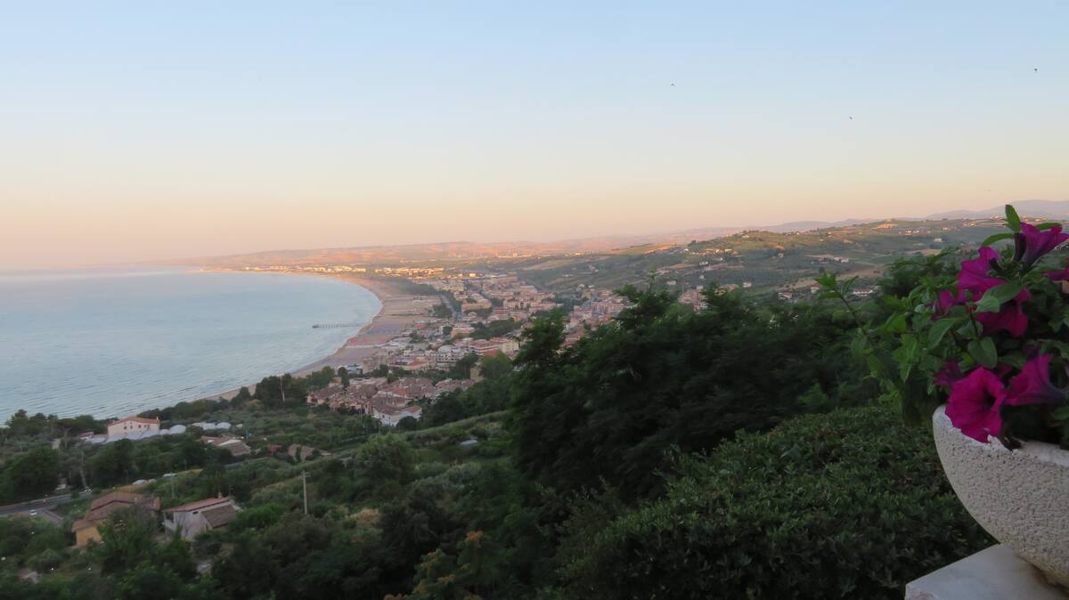 Natuur en groene tuin rond het vakantiehuis in Abruzzo